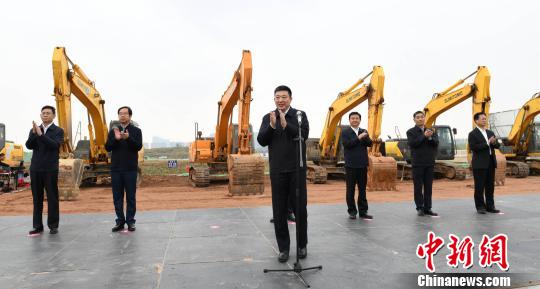 图为武汉市长周先旺出席开工仪式 周钢 摄