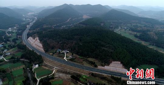 俯瞰四川绵西高速公路。(资料图) 刘忠俊 摄