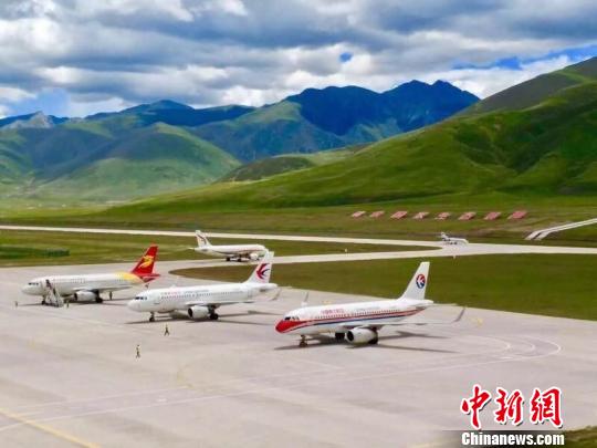 图为玉树机场停机坪。 钟欣 摄