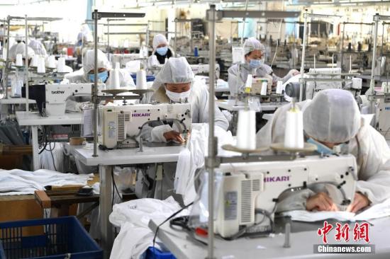 资料图：工厂复工赶制防护服。<a target='_blank' href='http://www.chinanews.com/'>中新社</a>记者 王东明 摄